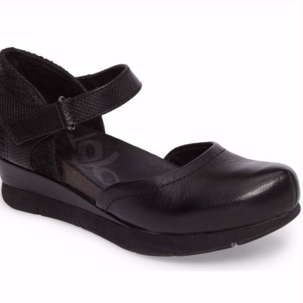 New! OTBT Women's Companion Mary Jane Wedge, Black